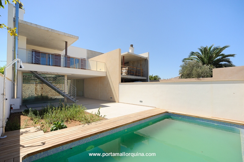 Vista exterior de la casa moderna con piscina