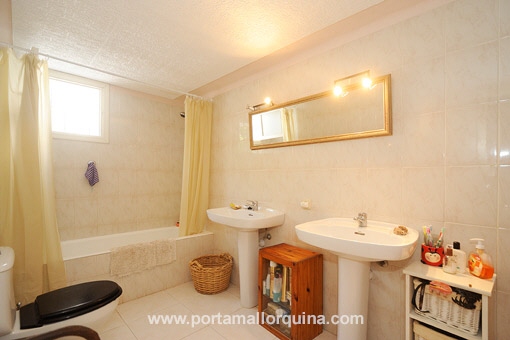 Luminoso cuarto de baño