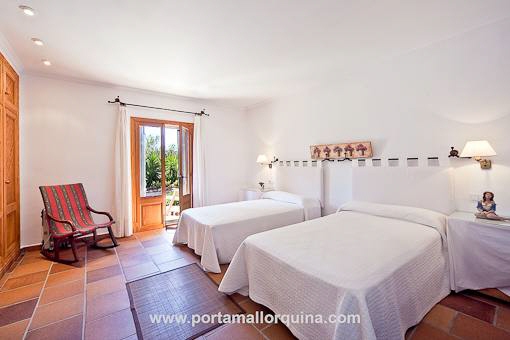 Dormitorio con armario empotrado y acceso a la terraza
