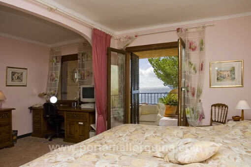 Dormitorio con acceso a la terraza