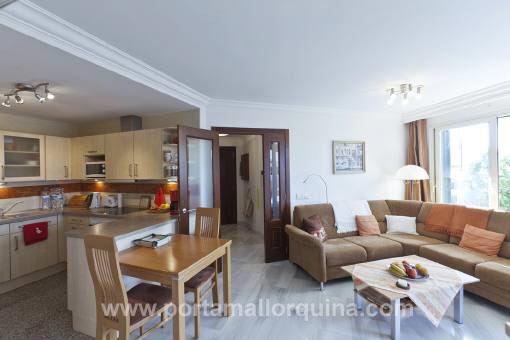 Sala de estar y comedor grande con cocina abierta