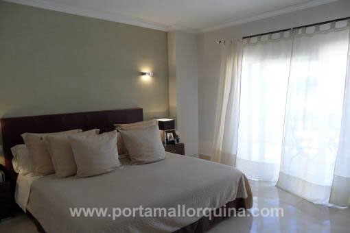 Dormitorio grande y moderno