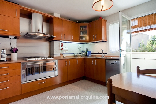 Cocina con acceso a la terraza