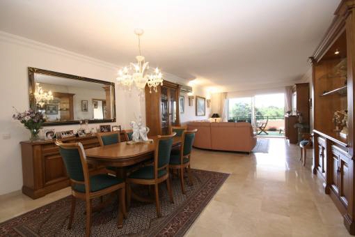 Gran salón y comedor con acceso a la terraza