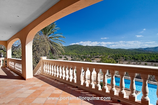 Terraza cubierta con vistas a la piscina