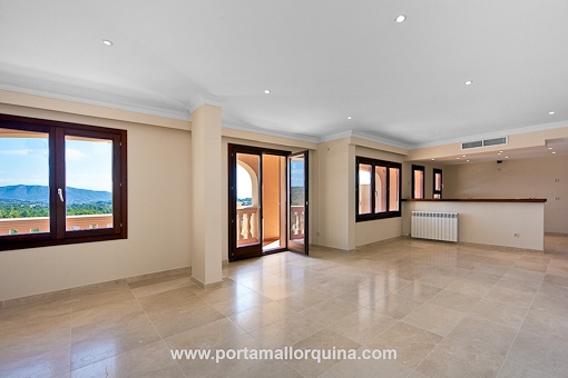 Salón con cocina abierta