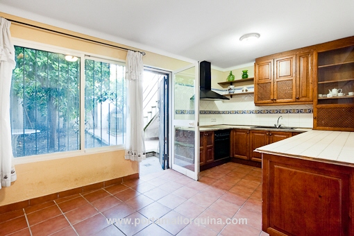 Cocina con acceso a la terraza