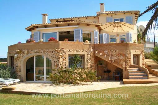 Dormitorio con chiminea