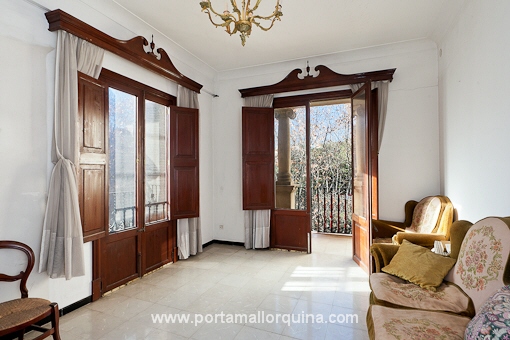 Living room on the upper floor with access to the terrace