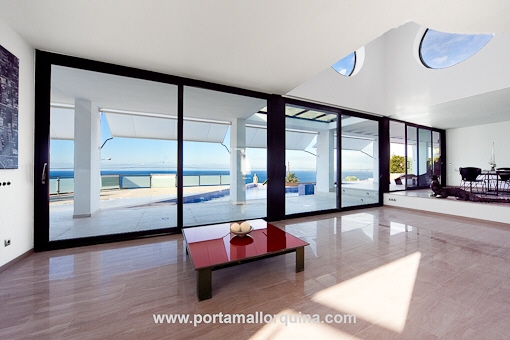 Luminoso salón con un ambiente muy amable con vistas maravillosas
