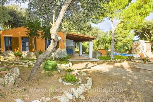 Exterior con jardín