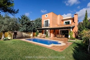 Casa muy idílica está ubicada al lado del campo de golf en Santa Ponsa.