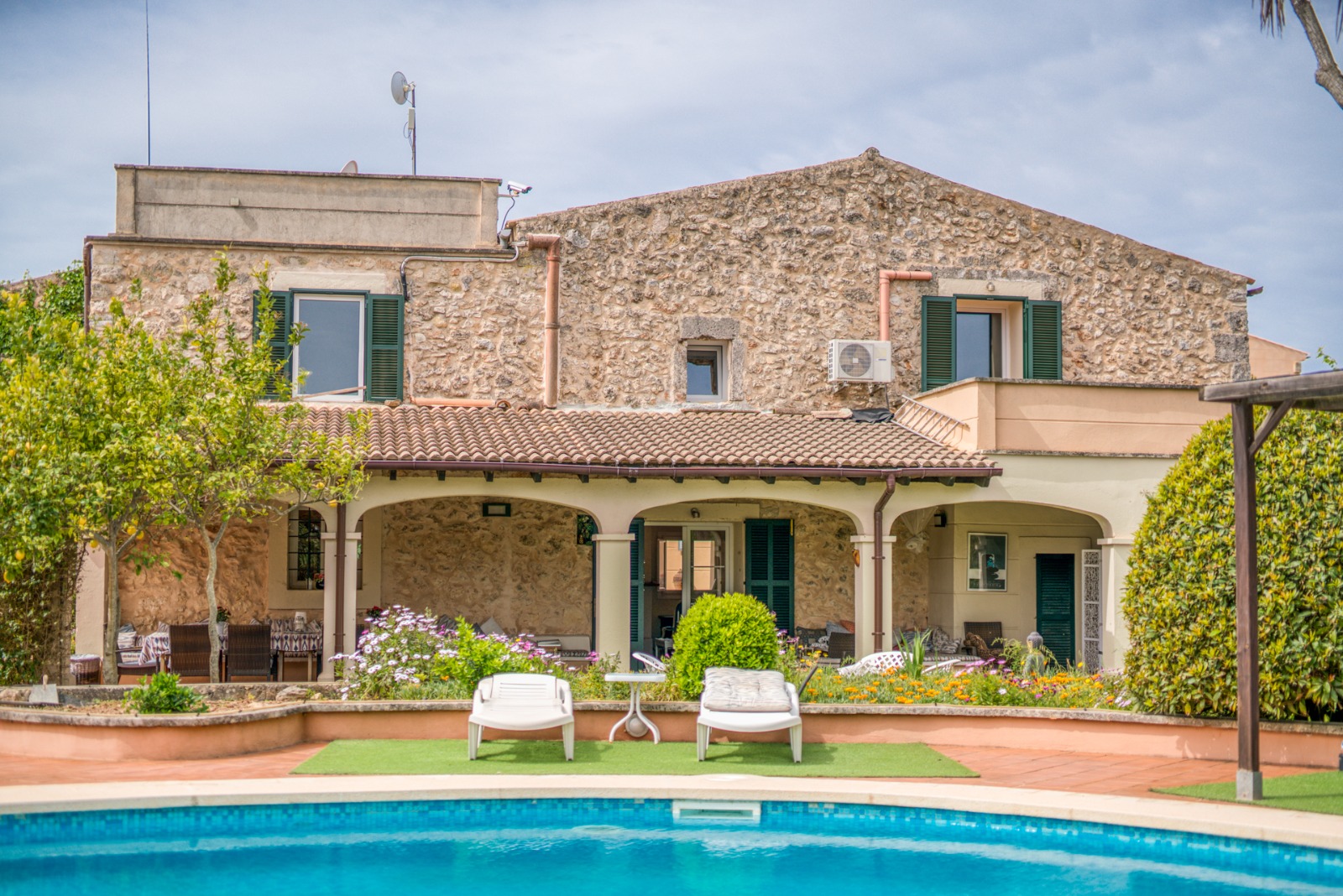 Finca tradicional de piedra natural cerca de Santa Margalida con un precioso jardín y piscina