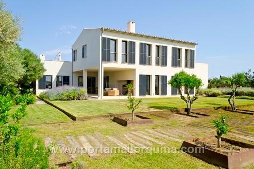 Una finca decorada con mobiliario muy confortable y que cuenta con su propio viñedo. Ref. 104015