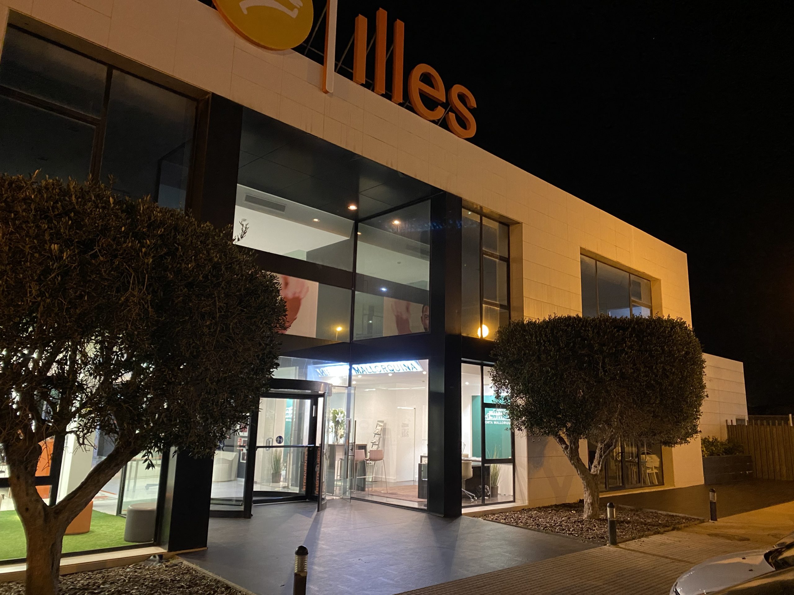 La nueva tienda inmobiliaria de Porta Mallorquina está situada en la entrada del conocido gimnasio Illes, en Carrer de Son Thomas 2, en la conocida zona comercial Son Bugadelles entre Portals Nous y Santa Ponsa
