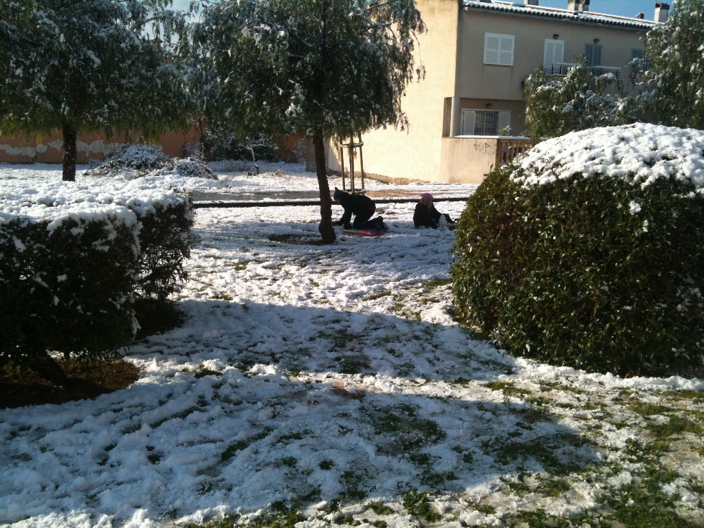 Niños jugando en la nieve