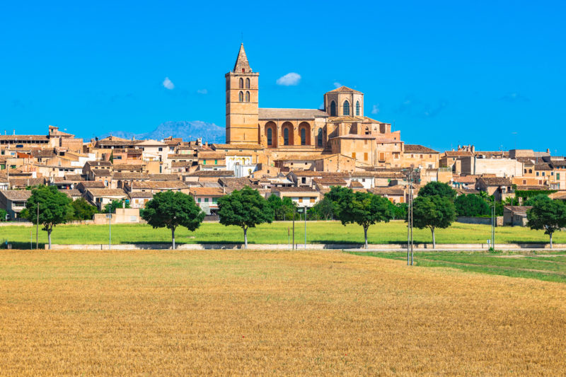 Sineau es la "capital" del centro de la isla, el corazón de Mallorca. Los miércoles, el mercado agrícola más grande de la isla tiene lugar aquí. [/ Caption]