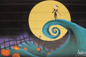 Arte callejero en el portón de un garaje de la calle Can Pueyo de Palma