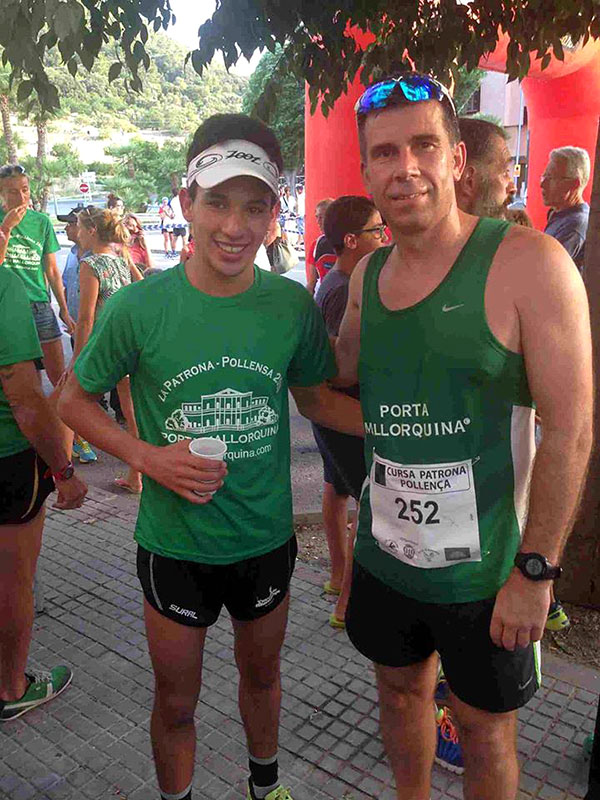 El socio licenciatario de Porta Mallorquina de la zona sudoeste, John van Eenennaam (a la derecha de la imagen junto al ganador de la carrera, Abdessi Rja), también participó en la carrera.