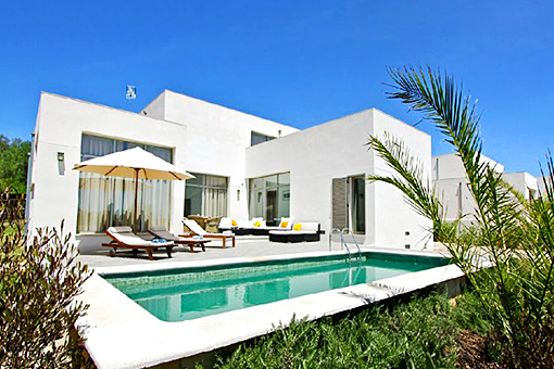Toda la villa seduce por su moderno confort y su decoración de gran gusto.
