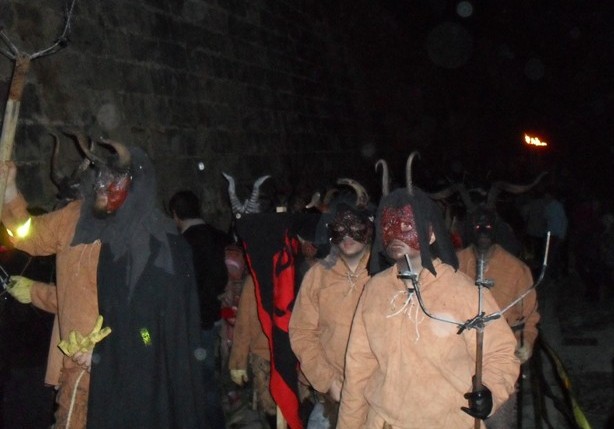 Demonios delante de la catedral