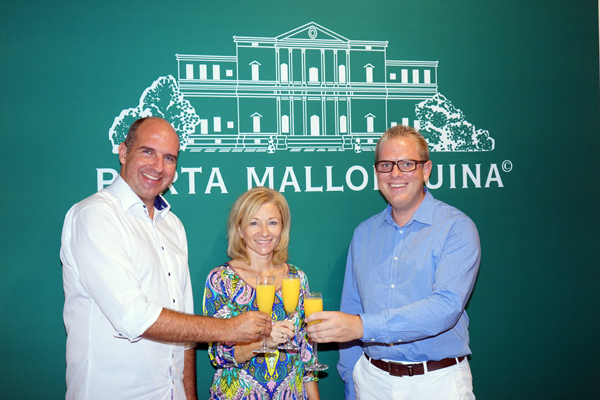 Los anfitriones en Santanyì (de izquierda a derecha): los socios de franquicia Martin y Andrea Wenskus con el asesor inmobiliario Pascal Heber