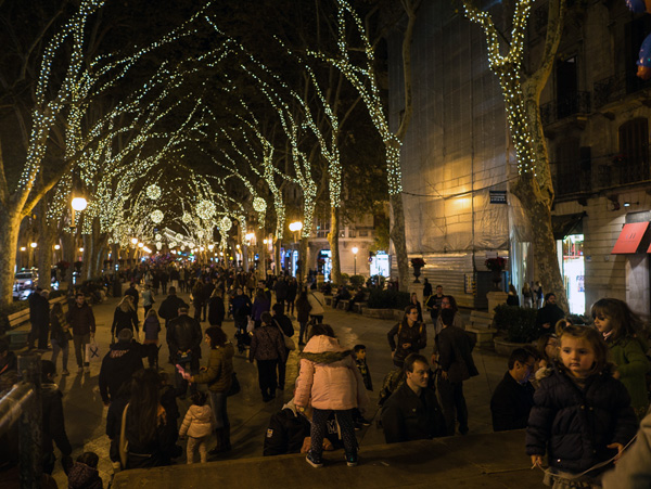 En el primer fin de semana de Adviento, muchos lugareños vienen al casco antiguo para admirar las luces.