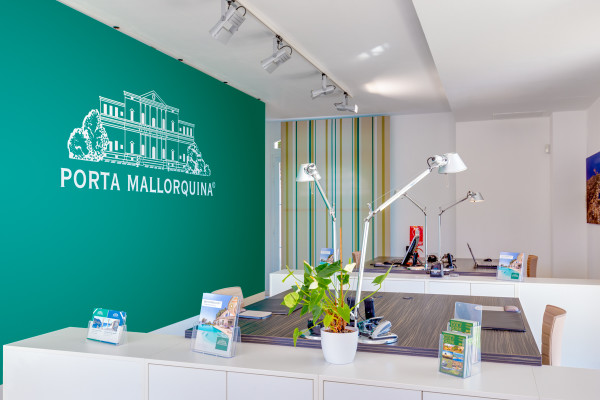 La tienda inmobiliaria Porta Mallorquina en Santa Ponsa abrió en 2012 y goza de una excelente reputación. La tienda inmobiliaria Porta Mallorquina en Santa Ponsa abrió en 2012 y goza de una excelente reputación.