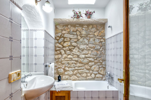 Bonita pared de piedra natural en el baño