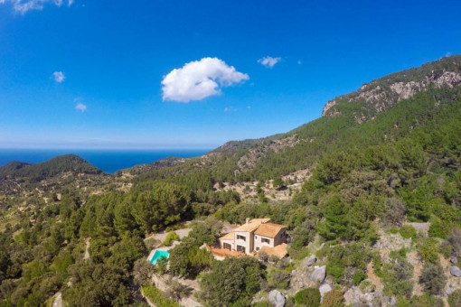 Clásica finca con vistas al mar y absoluta paz en las montañas de Estellencs