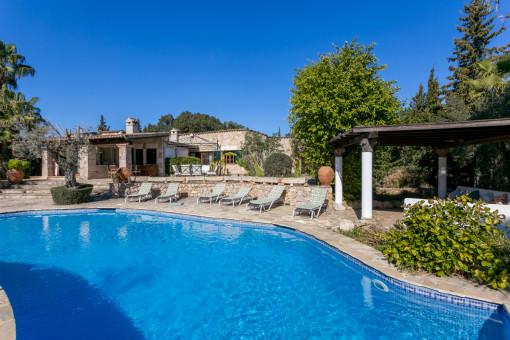 Elegante chalet en Pollença con piscina, casa de invitados y alquiler vacacional, cercano al campo de golf