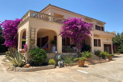 Finca mediterránea con piscina y jardín cerca de Portocolom