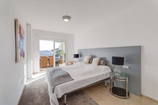 Dormitorio con acceso a la terraza