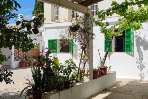 Gran casa de pueblo de 1940 en una ubicación privilegiada con mucho potencial en Ses Salines