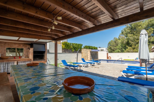 Terraza cubierta con zona de barbacoa