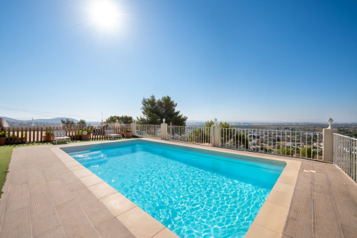 Terraza y piscina
