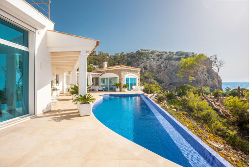 Piscina con vistas al mar