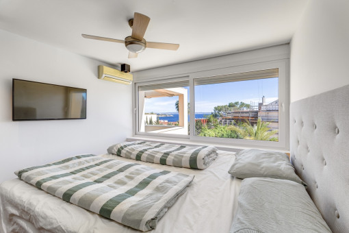 Dormitorio principal con acceso a la terraza y vista al mar