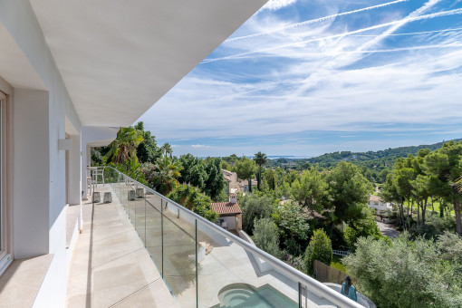 Exclusiva villa con vistas únicas sobre el campo de golf, el paisaje montañoso y el mar, en Son Vida