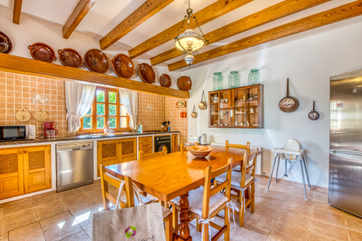 Cocina rústica con comedor