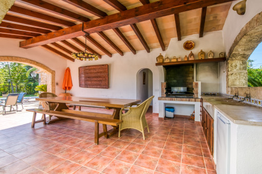 Terraza con cocina exterior