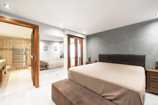 Dormitorio con baño en suite