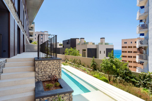 Lujoso apartamento en la planta baja con jardín y piscina privada en Cala Mayor