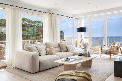 Salón luminoso con vistas al mar