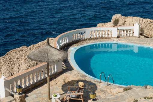 Piscina comunitaria junto al mar con vistas panorámicas