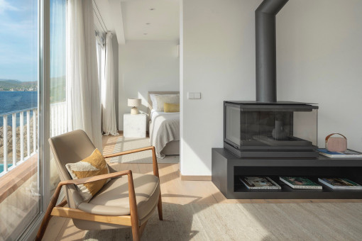 Salón de planta abierta con acogedora chimenea