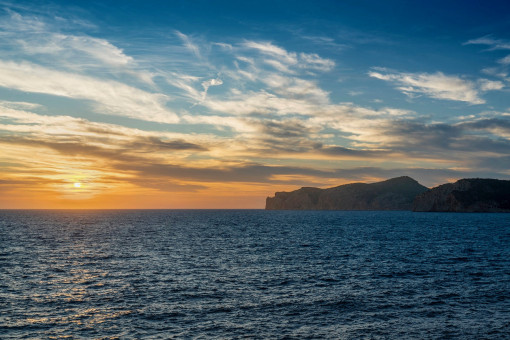 Impresionante puesta de sol sobre el mar