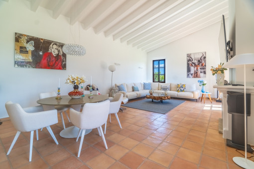 Salón-comedor abierto con chimenea