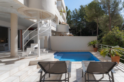 Piscina privada con terraza