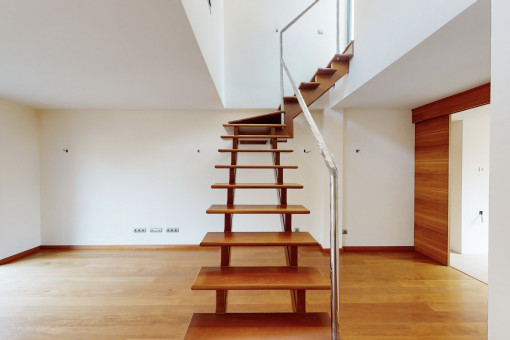 Escalera elegante que conduce a la azotea